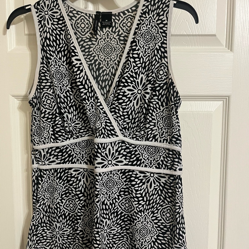 New Directions Black and White Sleeveless Top